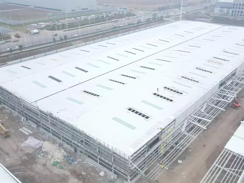 ကြီးမားသော Span Steel Structure ဆောက်လုပ်ရေး Sandwich Panel Wall